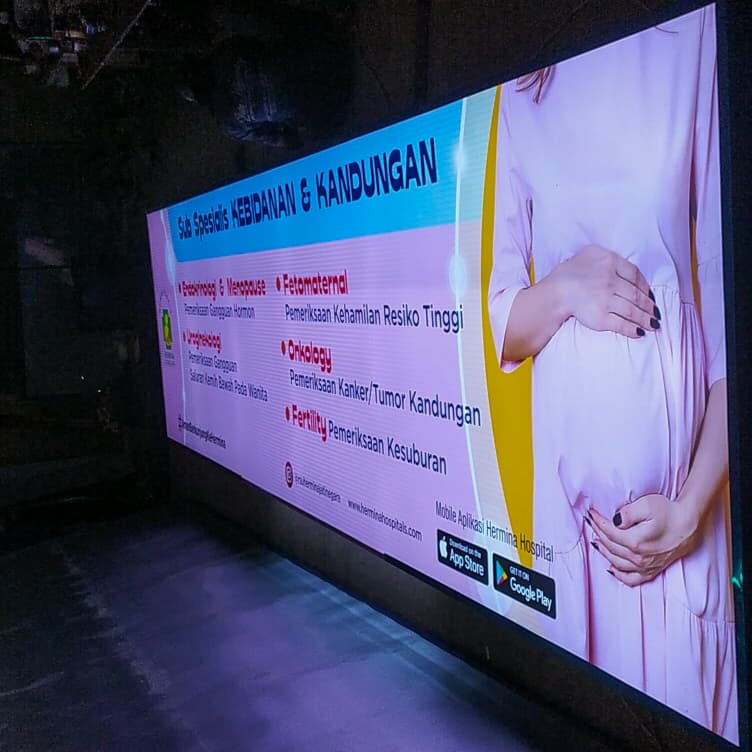 Papan nama berbentuk persegi panjang dengan tulisan besar