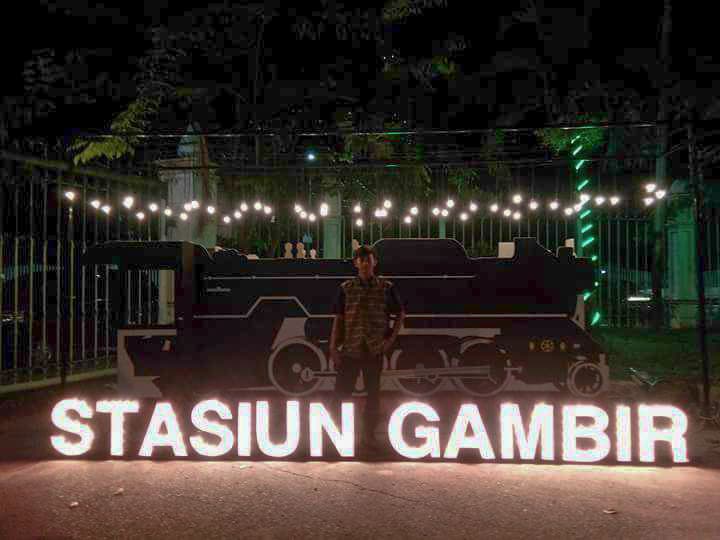 Huruf timbul menyala Stasiun Gambir saat malam hari